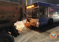 Автобус с 80 пассажирами врезался в припаркованный грузовик в Ростове