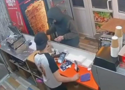 Голодный таганрожец украл из машины карты и расплатился ими за шаурму 