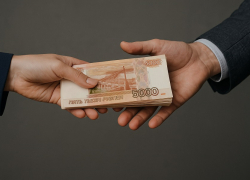 Сотрудника службы судебных приставов в Ростове приговорили к трем годам колонии за взятку