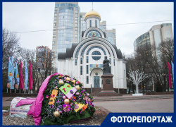 Старые часы, потертые гирлянды и белочки из мишуры: показываем, как за 9 миллионов украсили Ростов