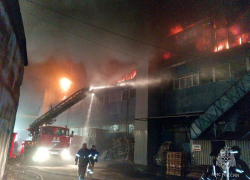 Спасатели потушили крупный пожар на складе в Ростове спустя шесть часов