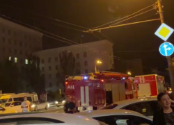 В центре Ростова горит четырехэтажный старинный особняк