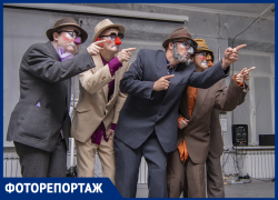«Сюжет для каждого свой»: в Ростове состоялась премьера спектакля уличного театра Ларамбла «Светлячки»