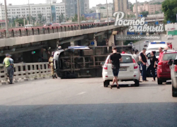 В Ростове-на-Дону «Газель» врезалась в свадебный автомобиль и перевернулась 