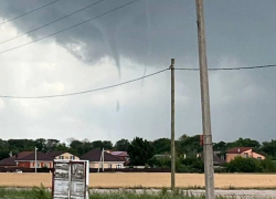 Два смерча одновременно образовались над Таганрогским заливом