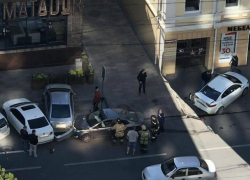 Умерший за рулем водитель Kia врезался в три автомобиля в центре Ростова