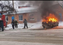 Женщина под давлением мошенников подожгла автомобиль около военкомата в Гуково – источник