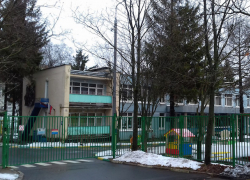  Мужчина притворился родителем и вынес из детского сада в Ростове чужой рюкзак