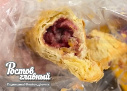 Ростовчанка нашла живых опарышей в сосиске в тесте