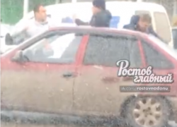 «Паркуюсь, где хочу!»: в Ростове два нервных водителя подрались за место для автомобиля 