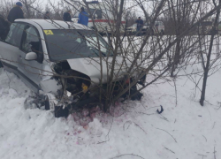 Пассажирка ВАЗа погибла в жутком лобовом ДТП с иномаркой на трассе Ростовской области