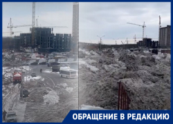 В Ростове горы грязного снега перекрыли жителям Александровки доступ к остановке