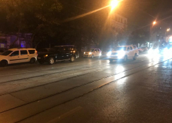 В центре Ростова бетононасос «собрал» десять авто