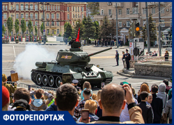 В Ростове на Театральной площади прошел парад Победы 