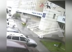 В Ростове-на-Дону дворник хотел сжечь флаг России, который сорвал с поликлиники 