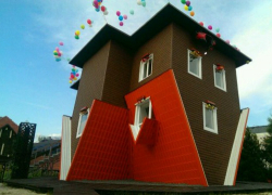 «Перевернутый дом» вместе с сотрудниками выставлен на продажу в Ростове-на-Дону