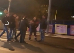 Гладиаторские бои устроили на середине дороги разгоряченные самцы Ростова-на-Дону