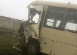 Маршрутке снесло переднюю часть в Ростове в результате страшной аварии