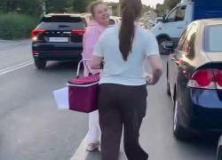 В Ростове придумали новый бизнес — пирожки и блинчики прямо в очередях на АЗС