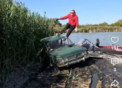 Это было не просто смело: каскадер из Ростова перепрыгнул «Жигули» с катера