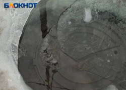 В Ростове прорвало люк и образовался ледяной «бассейн»   