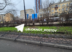 Поваленный забор на улице Пушкинской в Ростове вернули на место кое-как