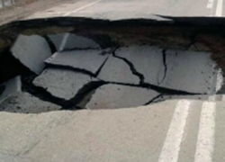 Дорога в никуда: участок трассы в Ростовской области обрушился под колесами автомобилистов