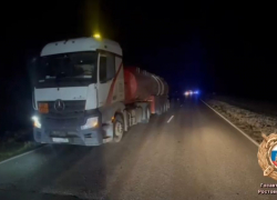 Дважды попал под колеса и погиб перебегавший дорогу пешеход в Ростовской области