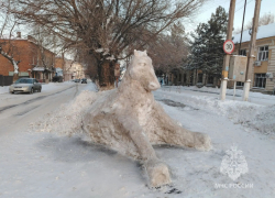 Большую лошадь из снега сделал пожарный из Новочеркасска 