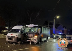 Автобус с пассажирами и скорая попали в ДТП в Ростове 