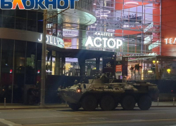 В Ростове ввели военную технику, перекрыли трассы и летают вертолеты