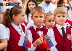 Власти Ростовской области опровергли введение запрета на брюки для школьниц  