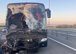 Под Ростовом туристический автобус столкнулся с грузовиком