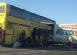 Автобус с двумя десятками пассажиров «влетел» в грузовик под Ростовом на видео