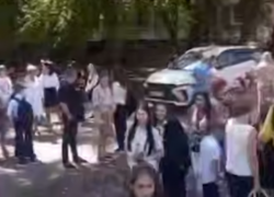 Дети лавируют между машинами перед школой на СЖМ вопреки обещанию властей