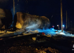 В Ростовской области грузовой поезд сошел с рельс и загорелся
