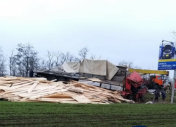 В Ростовской области на трассе столкнулись грузовик и легковушка