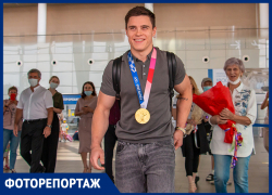 Ростовского гимнаста и чемпиона Олимпийских игр Никиту Нагорного торжественно встретили в аэропорту «Платов»