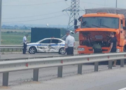 Под Азовом полицейская Skoda Octavia влетела в большегруз
