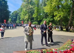 В Таганроге популярный актер Павел Деревянко возложил цветы к Вечному огню
