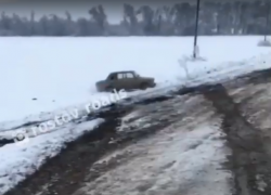 Из-за скользкой дороги  под Ростовом в кювете оказались четыре автомобиля 