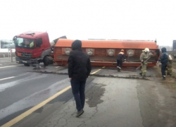 Перевернувшийся после ДТП с легковушкой бензовоз блокировал движение по трассе Ростовской области
