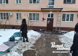 Лед с крыши пробил голову женщине в Ростове