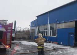 Автосервис и гараж загорелись в Ростовской области из-за неисправной проводки