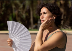 Врач назвал опасные симптомы перегрева и посоветовал в случае недомогания брать больничный