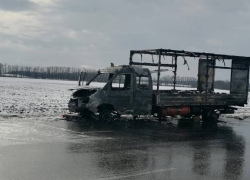 Ростовские автоинспекторы предотвратили взрыв горящего автомобиля