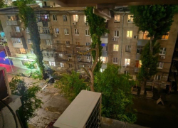 Из-за сильного ветра кусок крыши упал на голову девушке в Ростове