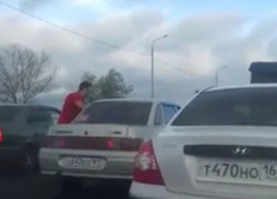 Неадекватный и негламурный водитель в Ростове попал на видео