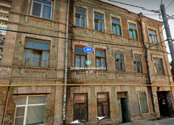 В центре Ростова обрушилась стена аварийного дореволюционного дома