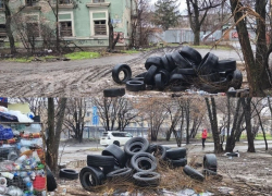 Груды покрышек раскидали по мусорной площадке в Ростове